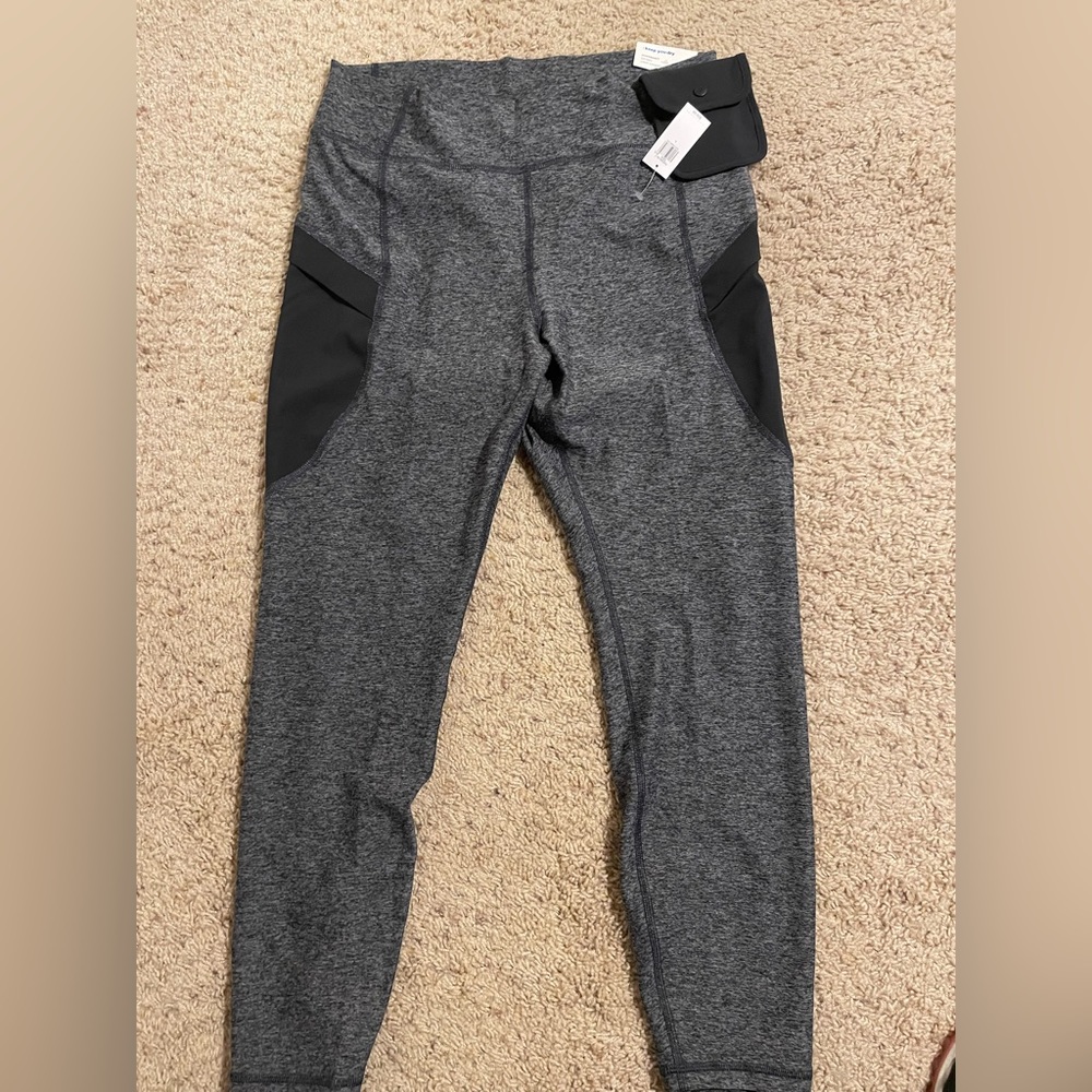 NWT Old Navy 7/8 Powersoft Leggings. Two pockets + “wallet”. Grey/Black size L.